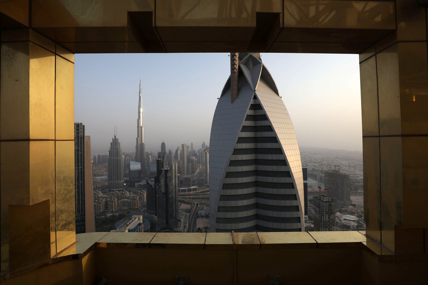 رجل أعمال إماراتي يحذر دبي من كارثة في سوق العقارات