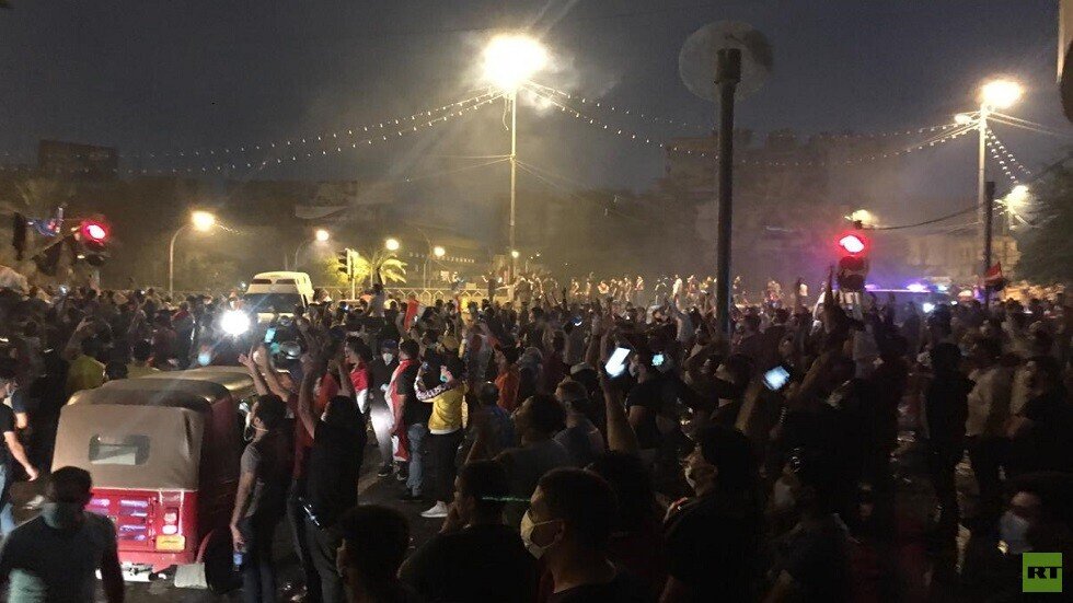 مراسلنا: إصابة عشرات المتظاهرين في بغداد بالاختناق وسط هتافات بـ