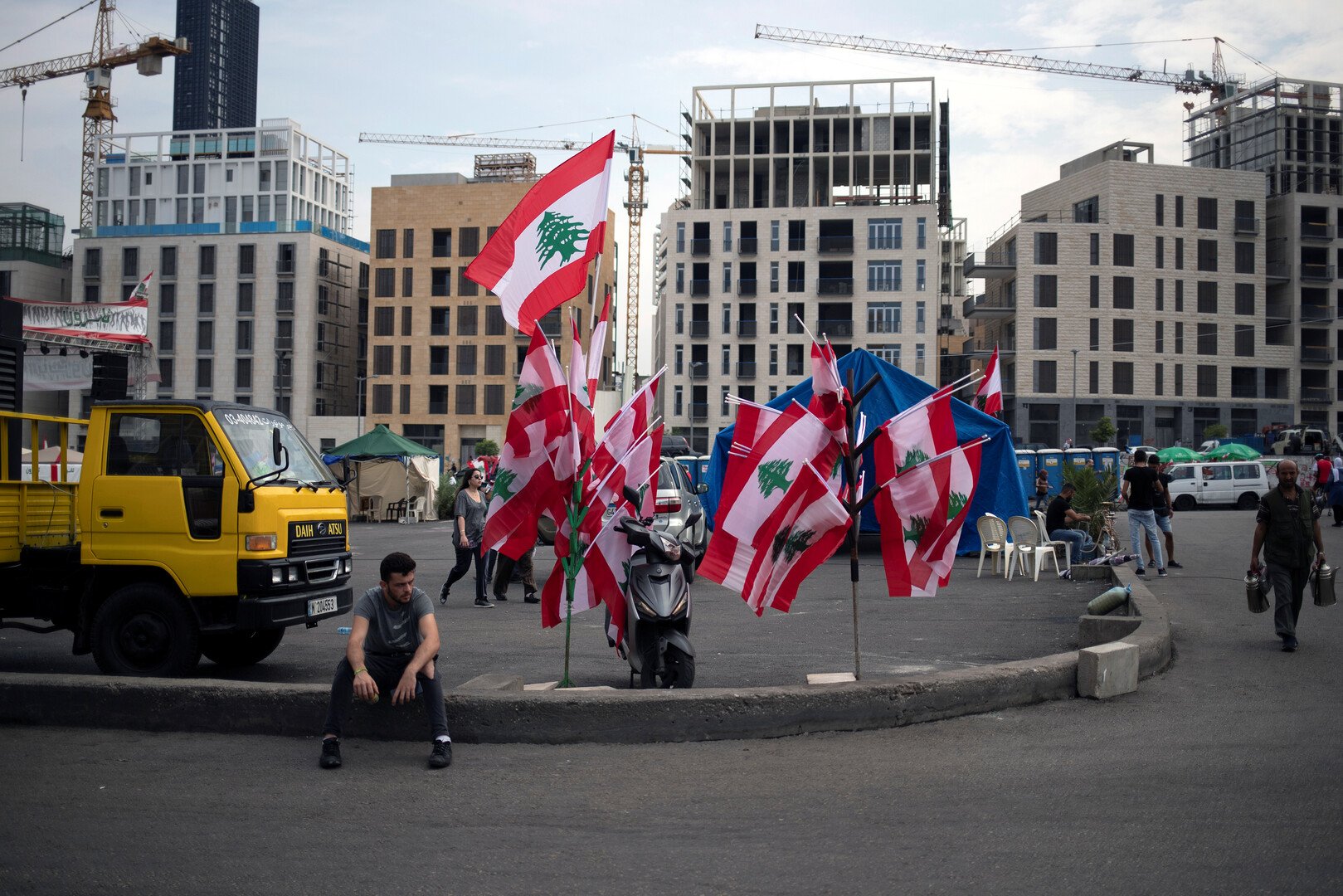 تراجع حدة احتجاجات لبنان وحراك سياسي لافت