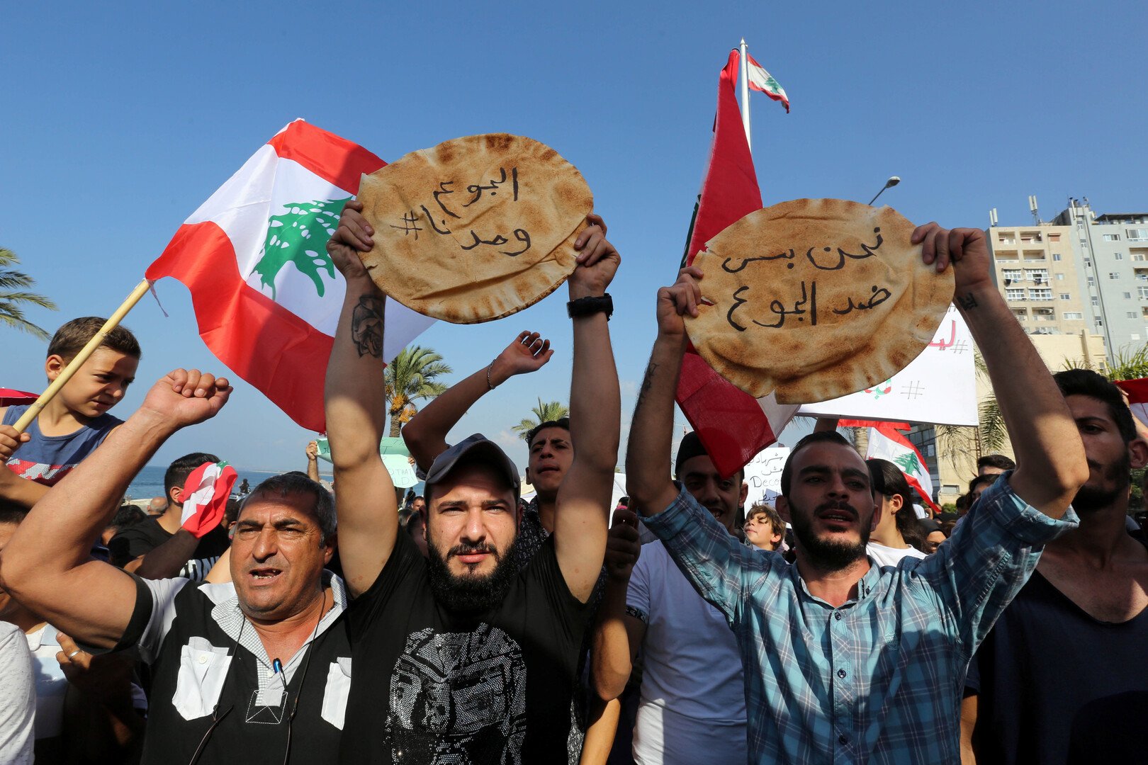 دخول احتجاجات لبنان يومها الـ13 وسط مخاوف من أزمة طحين ومحروقات