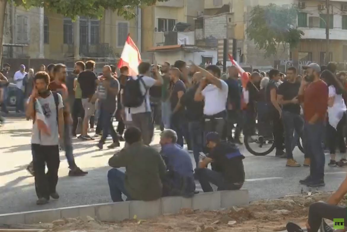 مجموعات رافضة للاحتجاجات تقدم على حرق الخيم في ساحة رياض الصلح وسط بيروت