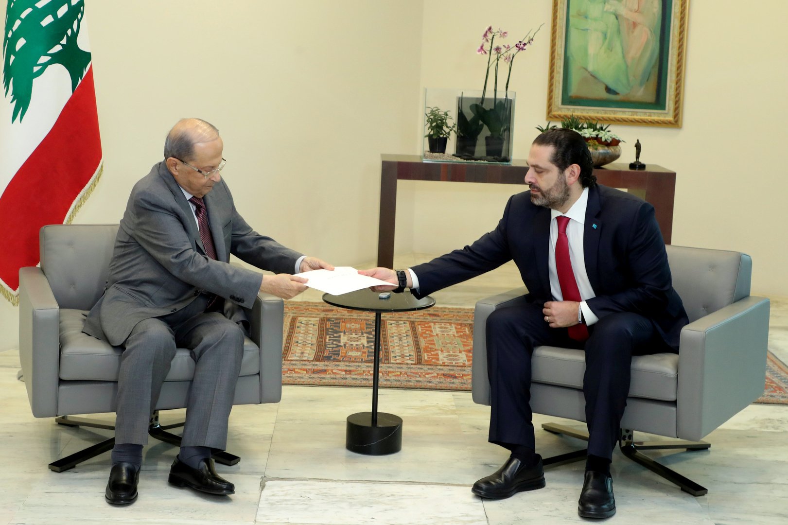 الرئيس اللبناني يقبل استقالة الحريري ويطلب منه تصريف الأعمال
