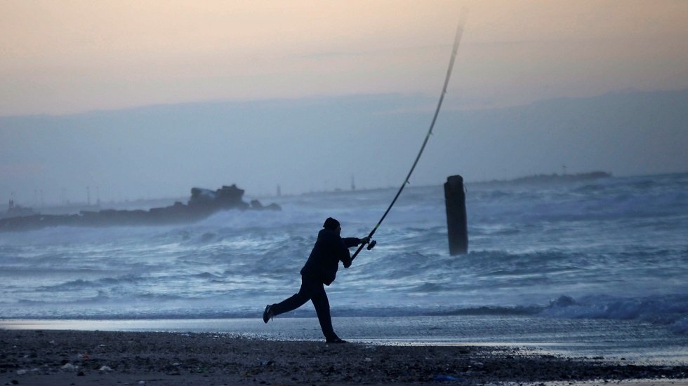 غزة.. فلسطينيون يصطادون سمكة 
