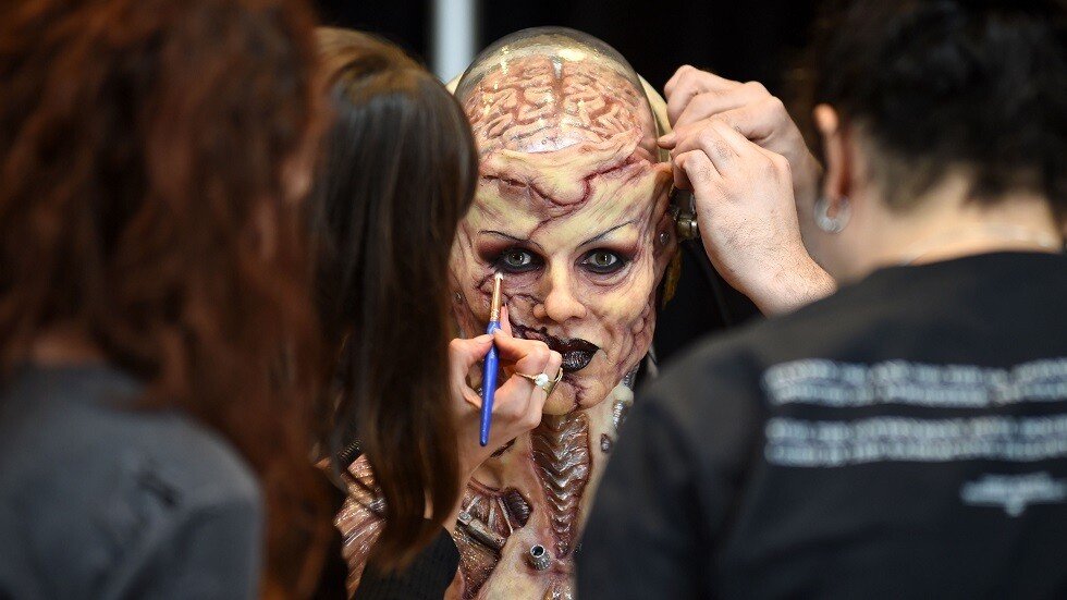 ممثل أمريكي شهير يتنكر في زي عربي للهالووين