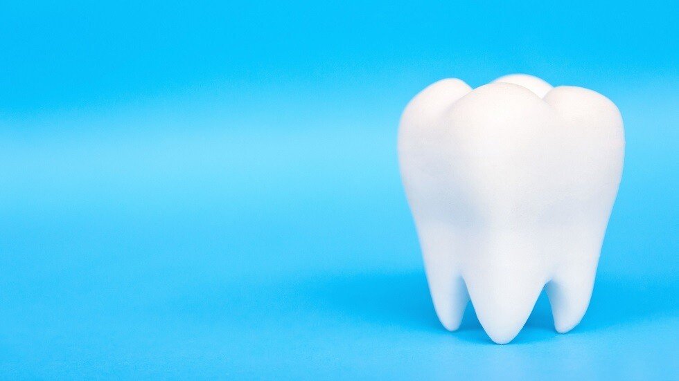 طبيب ألماني يقتلع "أطول سن في العالم"