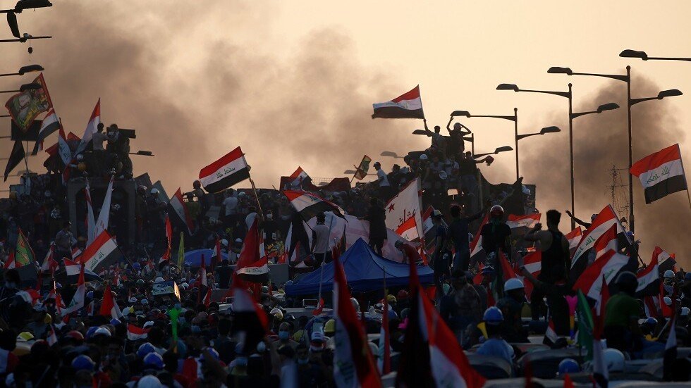العراقيون يتدفقون إلى الشوارع للمشاركة في أكبر احتجاج منذ سقوط النظام السابق