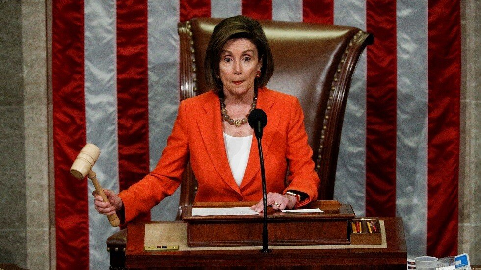 بيلوسي: بدء جلسات الاستماع العلنية في قضية عزل ترامب هذا الشهر