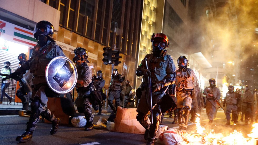 تصاعد الاحتجاجات.. متظاهرو هونغ كونغ يخربون مكتب "شينخوا" الصينية