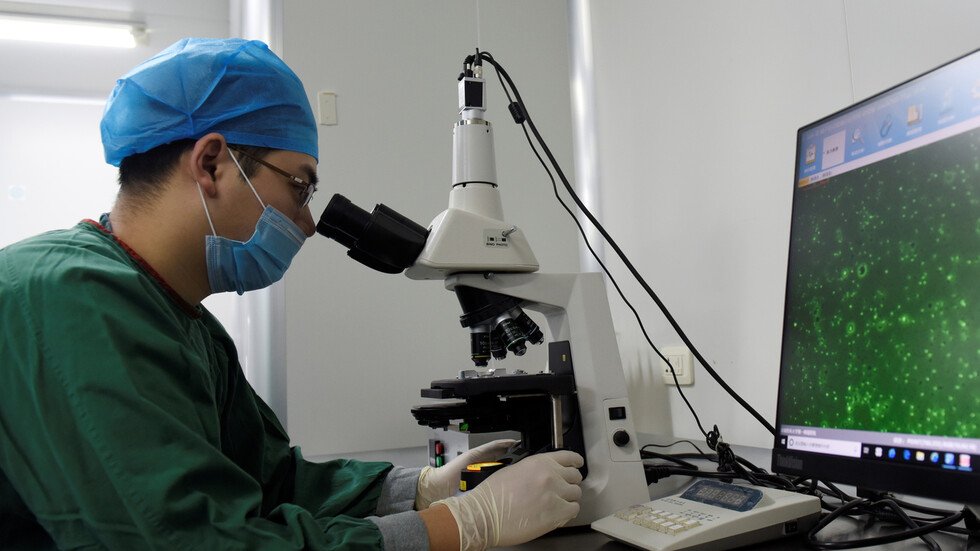 أمريكي يكتشف أن له 20 أخا وأختا من أب بيولوجي واحد