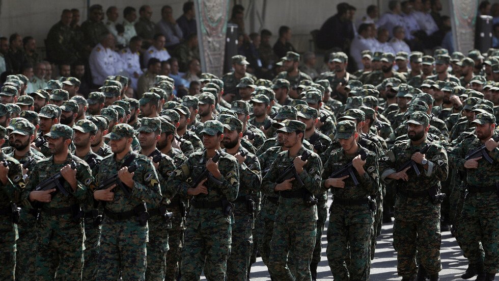 الجيش الإيراني: أي دولة تضع أرضها تحت تصرف أمريكا للاعتداء علينا سنتصرف معها كعدو