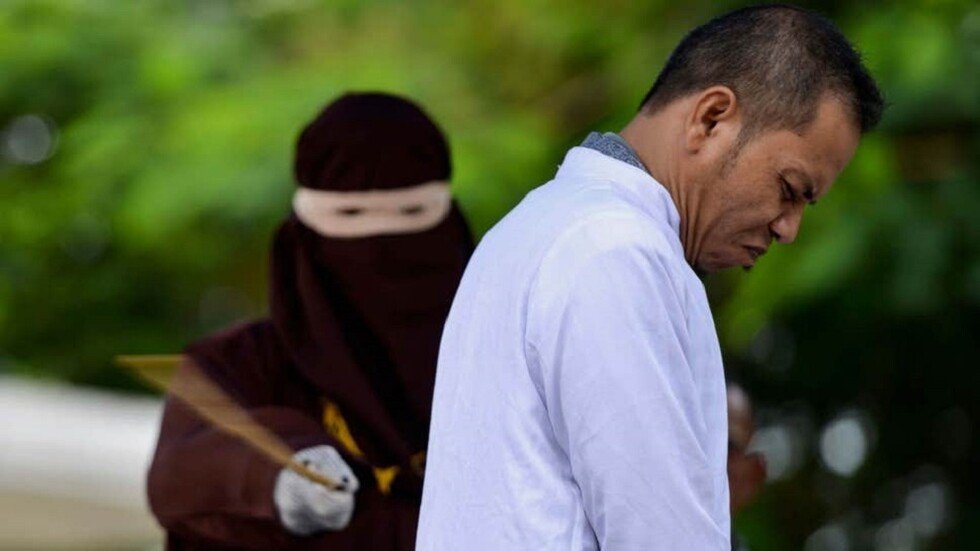 إندونيسيا.. جلد أحد أبرز دعاة تشديد العقاب على الزنا بعد كشف علاقته مع امرأة متزوجة