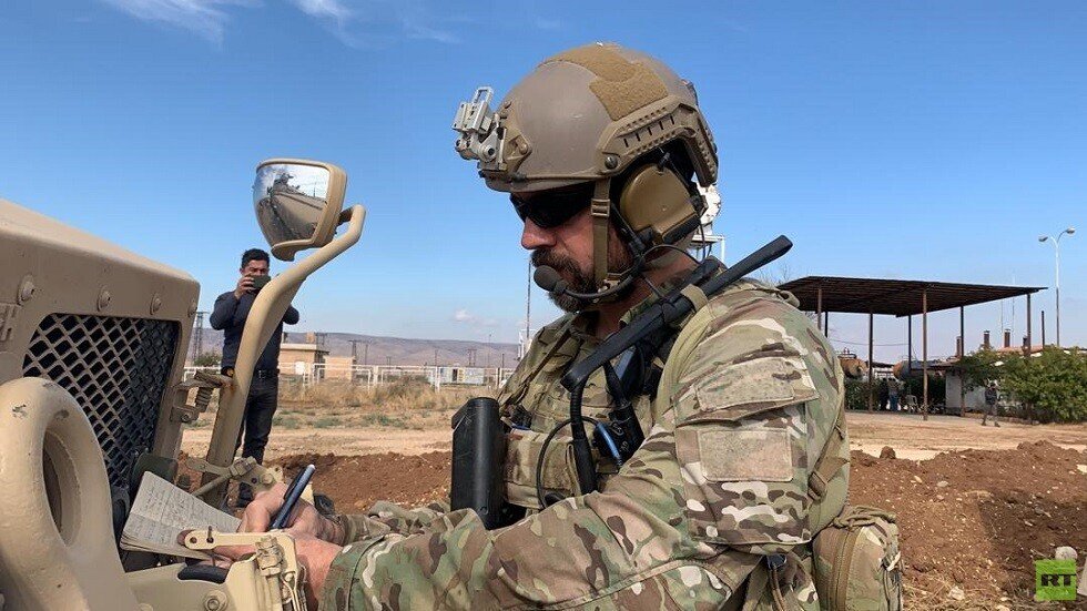 دورية أمريكية تتفقد حقول النفط بشمال شرقي سوريا (صور)