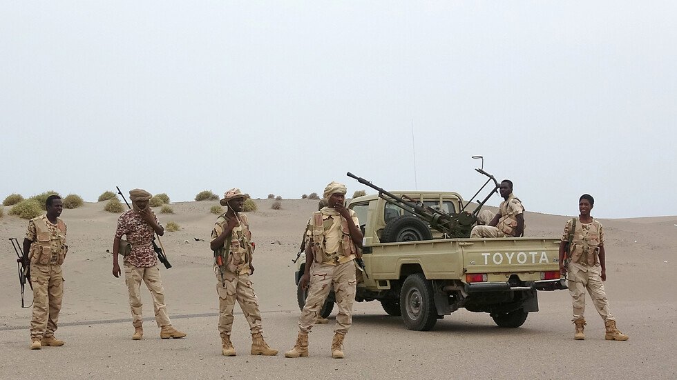 مسؤول رفيع من قوات الحوثيين يلتقي أسرى من الجيش السوداني ويوجه عبرهم "رسالة" للبلاد (صور)