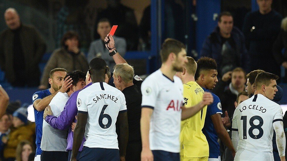 سون يجهش بالبكاء بعد تسببه بكسر في قدم غوميز (فيديو)