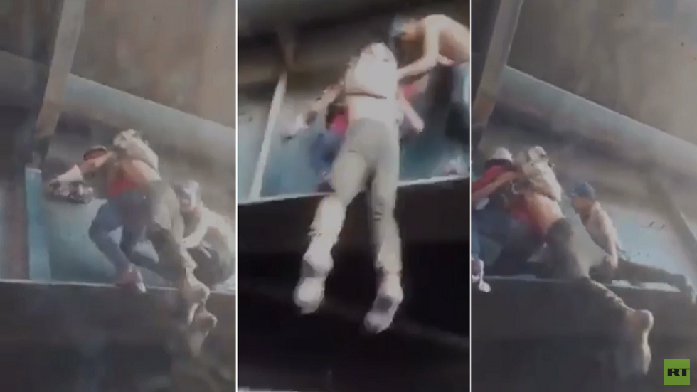 متظاهر عراقي ينقذ زميله من حافة الجسر بطريقة بطولية (فيديو)