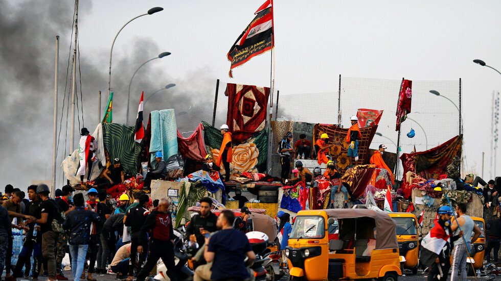 "رويترز": مقتل 5 أشخاص على الأقل بإطلاق نار على محتجين في بغداد من قبل قوات الأمن العراقية