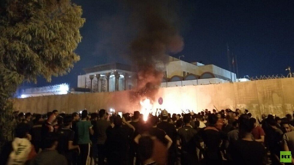 العراق.. متظاهرون في النجف يغيرون اسم "شارع الخميني" (صور + فيديو)