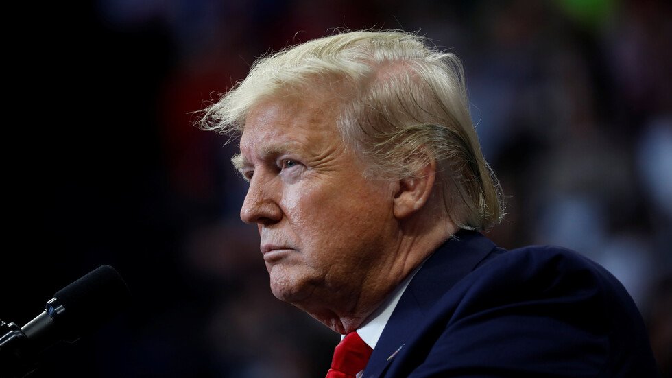 أكثر من نصف الأمريكيين يؤيدون إجراءات عزل ترامب