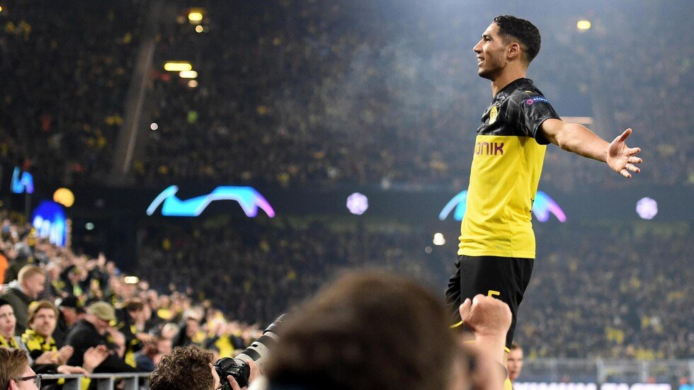 بالفيديو.. المغربي حكيمي يتسبب بإصابة مدربه خلال الريمونتادا أمام إنتر ميلان