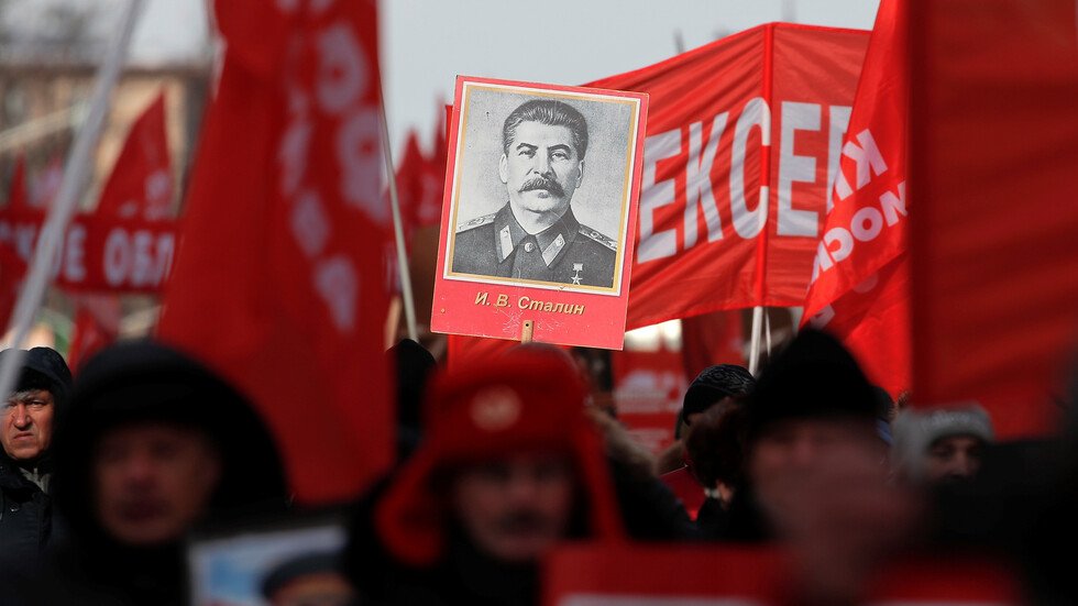 قبيل بدء السباق الانتخابي ببريطانيا.. جونسون يقارن كوربين بستالين