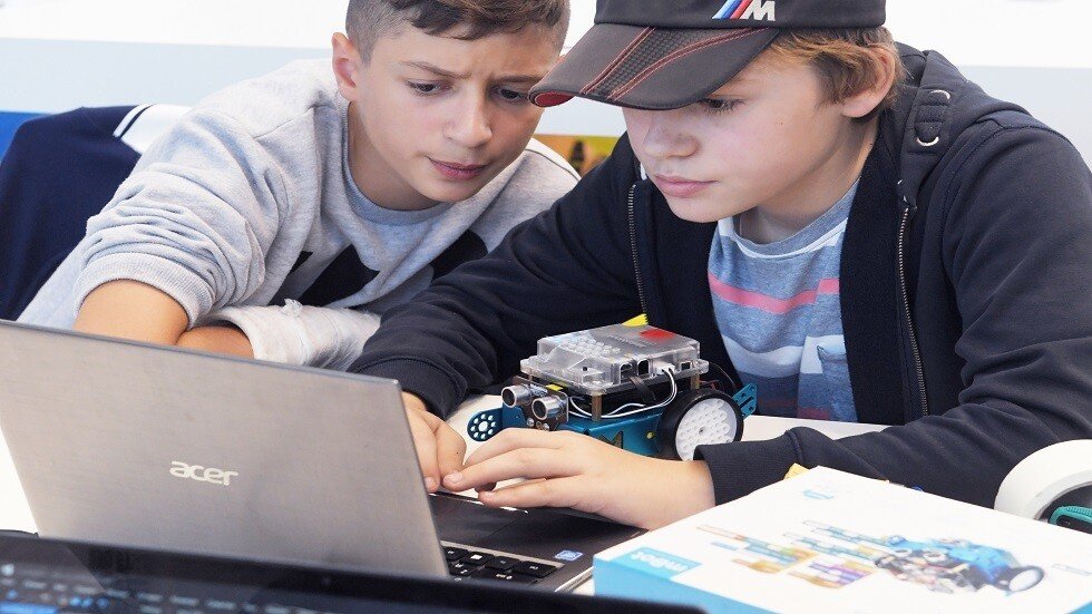 وفاة طالب تايلاندي بعد قضاء عطلته وراء شاشة الكومبيوتر