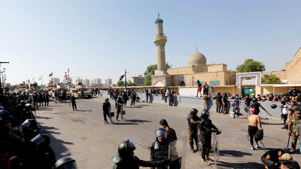 مراسلنا: الأمن العراقي يستخدم الرصاص الحي ضد المتظاهرين في شارع الرشيد