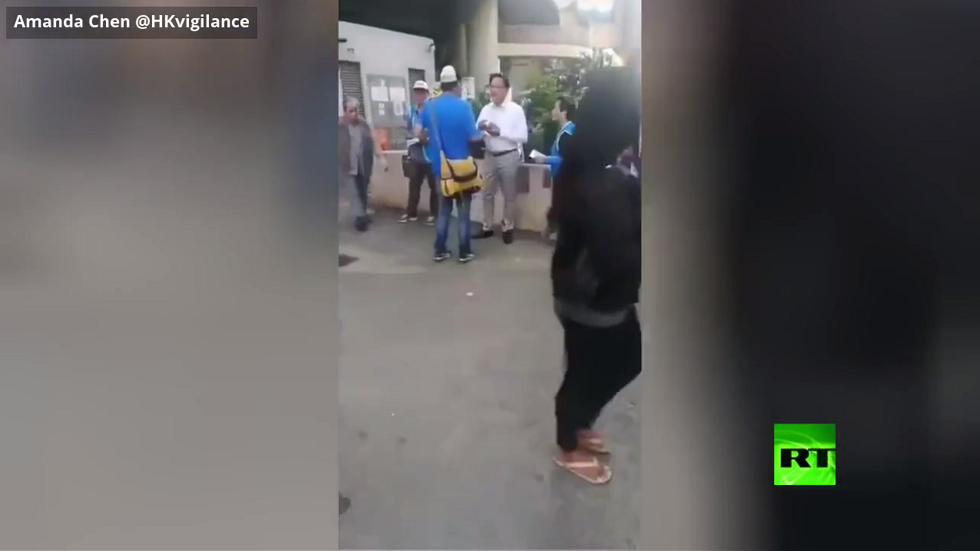 لحظة طعن نائب موال لبكين في هونغ كونغ