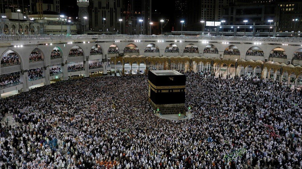 رئيسة سنغافورة تؤدي مناسك العمرة