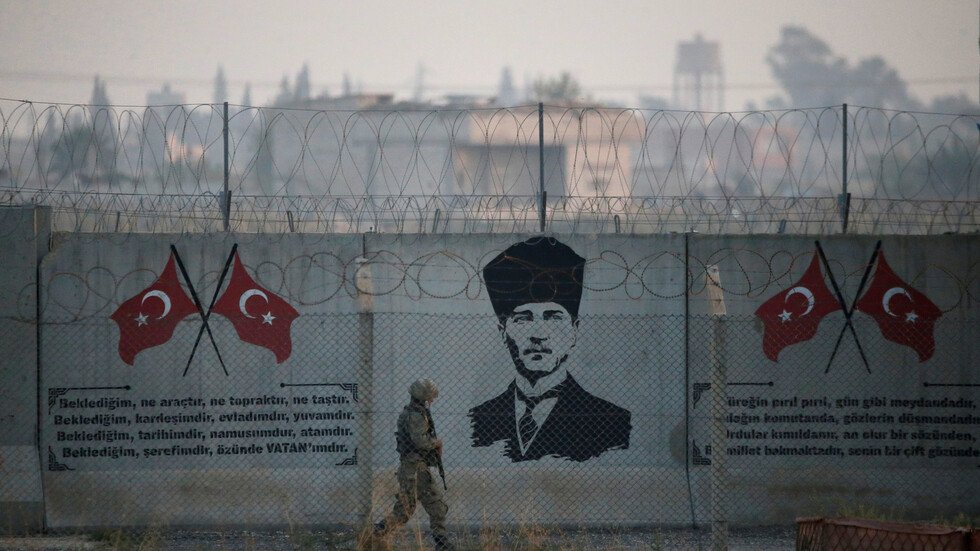 تركيا تبدأ الاثنين إعادة عناصر 