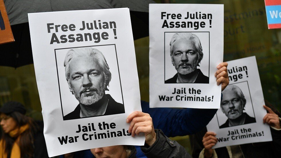 والد أسانج: ابني قد يموت في السجن