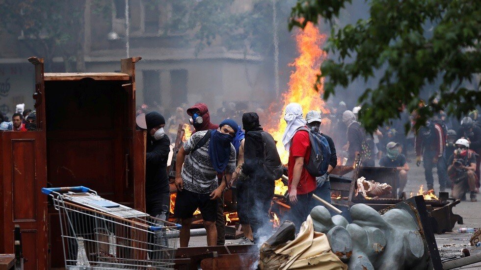 متظاهرو تشيلي يحرقون جامعة خاصة وينهبون كنيسة تاريخية (صور)