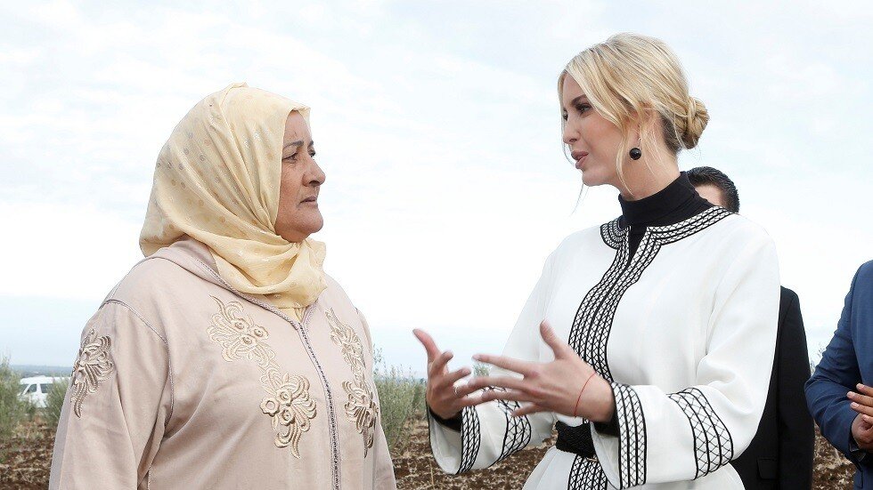 المغربية التي قبلت يد إيفانكا ترد على منتقديها (فيديو)