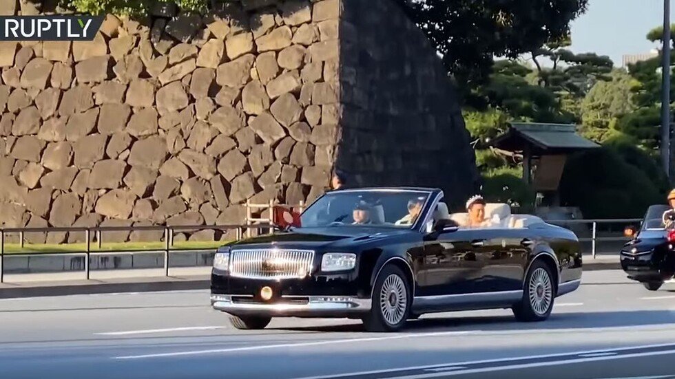 موكب تتويج تاريخي لإمبراطور اليابان وعقيلته يجوب شوارع طوكيو