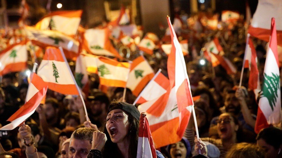 "هناك دائما ربيع عربي": كيف عمت الاحتجاجات لبنان؟