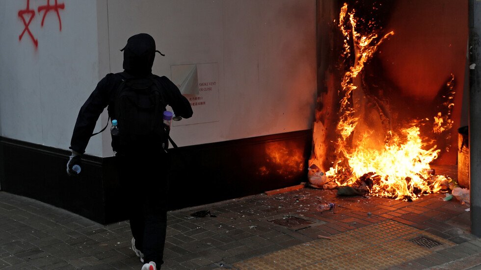 من فظائع الاحتجاجات في هونغ كونغ.. محتج يحرق بدم بارد رجلا خالفه في السياسة!