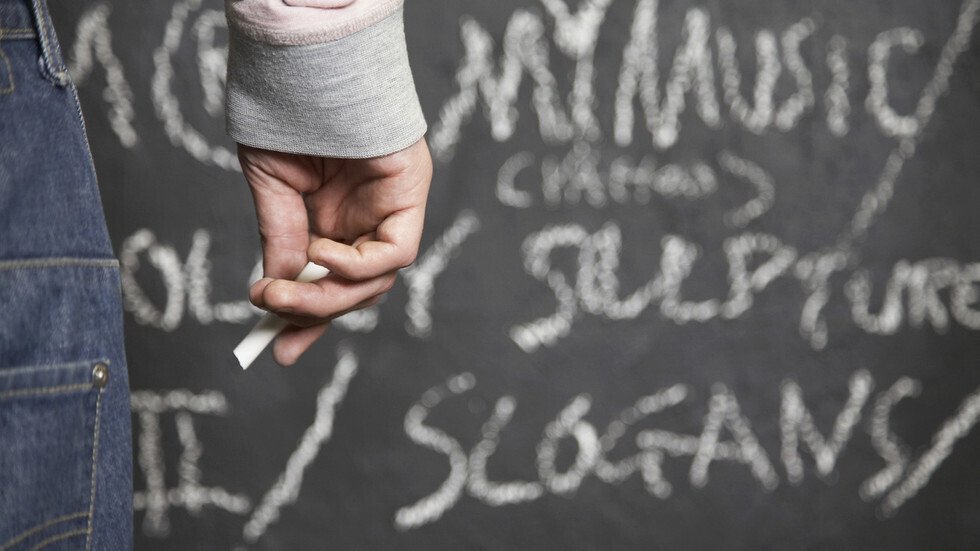 اعتقال معلّمة بسبب ضربها طالبة شابة في أمريكا (فيديو)