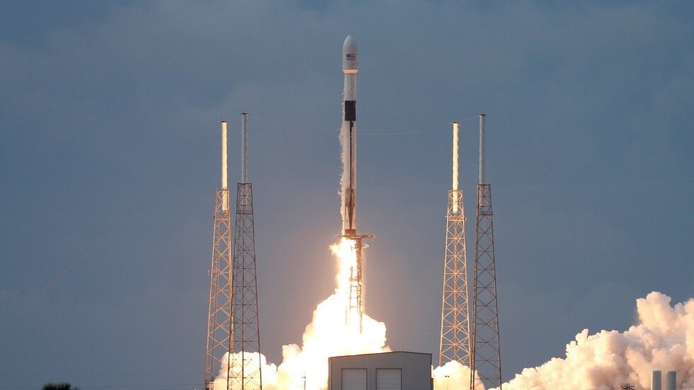 من فلوريدا إطلاق صاروخ يحمل 60 قمرا صناعيا صغيرا