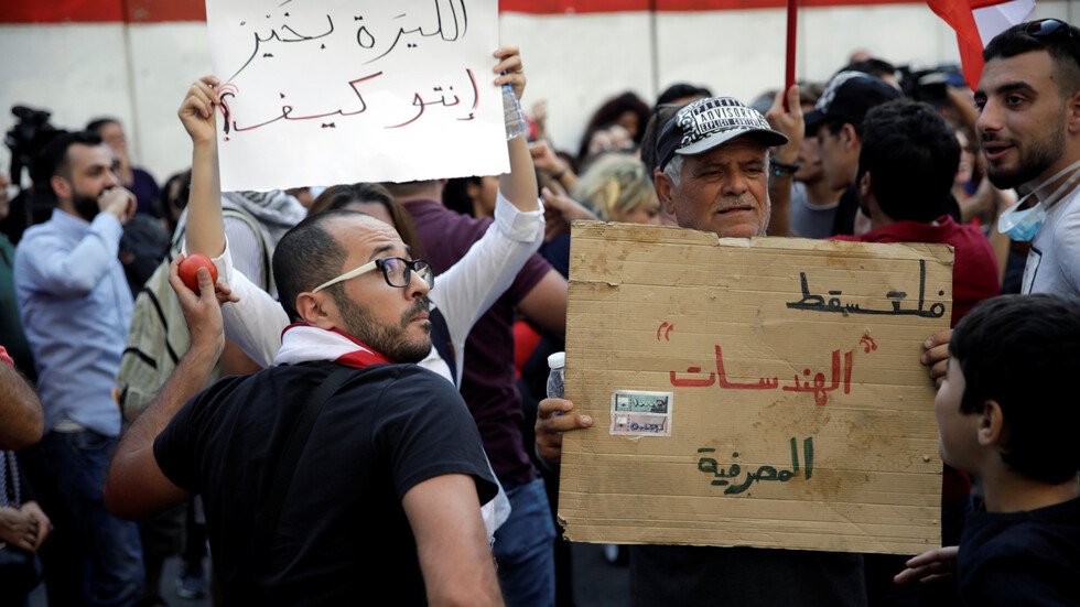 لبنان.. انضمام موظفي المصارف والاتصالات للاحتجاج