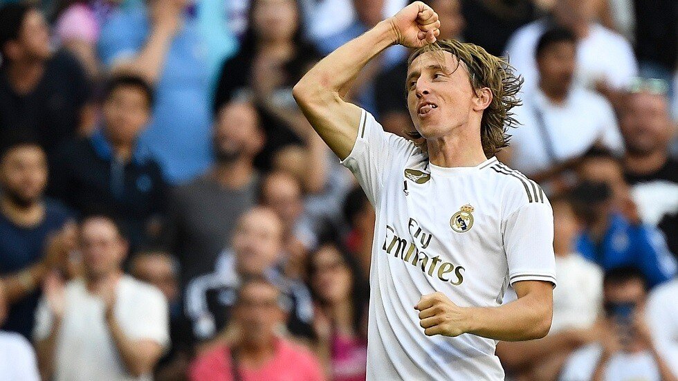 مودريتش يتفوق على ميسي ورونالدو بجائزة جديدة (صور)