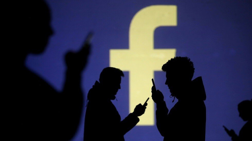 هل يتجسس "فيسبوك" على كاميرات آيفون؟