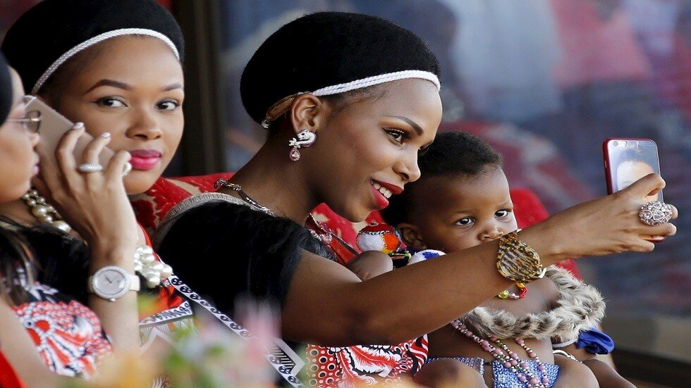 ملك يهدي زوجاته الـ 14 أسطولا من سيارات "رولز رويس" ويستفز شعبه