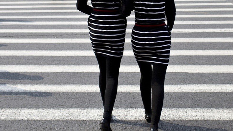 ألمانيا تجرم تصوير النساء من تحت التنورة