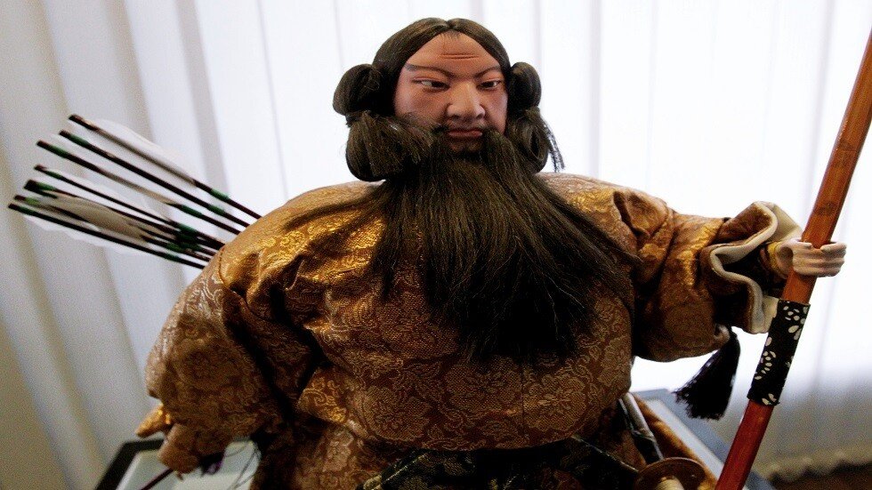 الإمبراطور الياباني الجديد يقيم طقوسا ليلية بمناسبة اعتلائه العرش