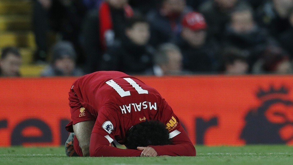 شاهد.. صلاح يبدأ رحلة التعافي من إصابة في الكاحل