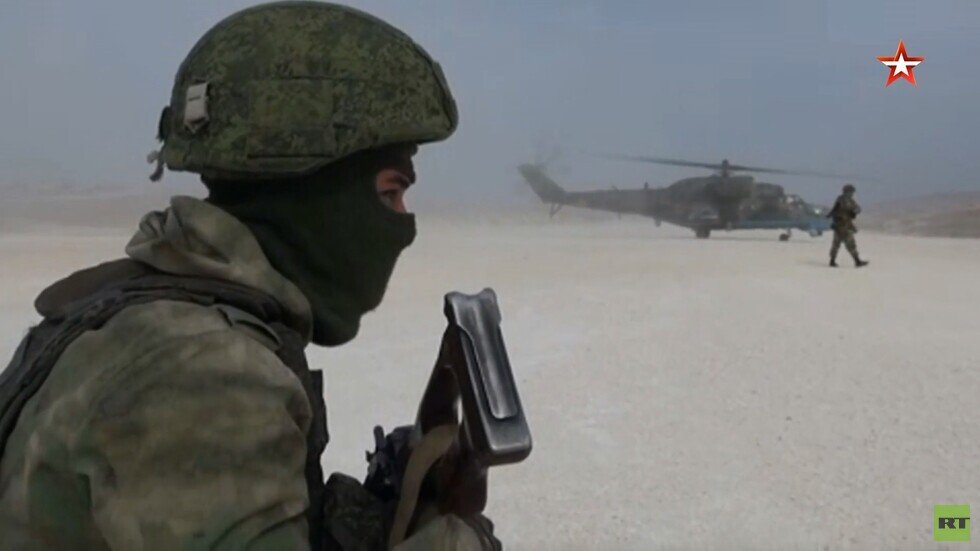 مشاهد لإنزال وحدة هجومية من الشرطة العسكرية الروسية على قاعدة أمريكية سابقة في سوريا