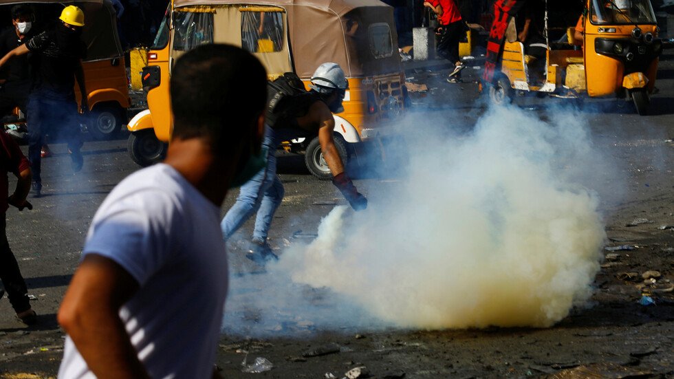 مراسلنا: مقتل 4 متظاهرين خلال اشتباكات بين محتجين وقوات الأمن في بغداد