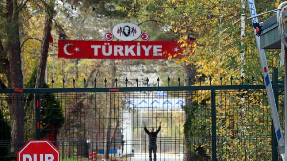 الأناضول: أنقرة تعلن ترحيل "الداعشي الأمريكي" العالق بين تركيا واليونان إلى الولايات المتحدة