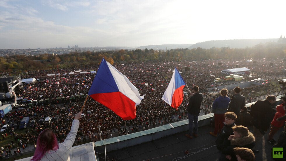 التشيك.. آلاف المتظاهرين يطالبون رئيس الوزراء بالاختيار بين منصبه وملياراته