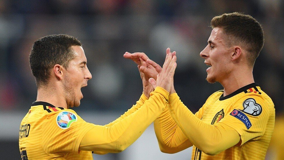 قطار انتصارات "الشياطين الحمر" يعبر محطة روسيا بنجاح (فيديو)