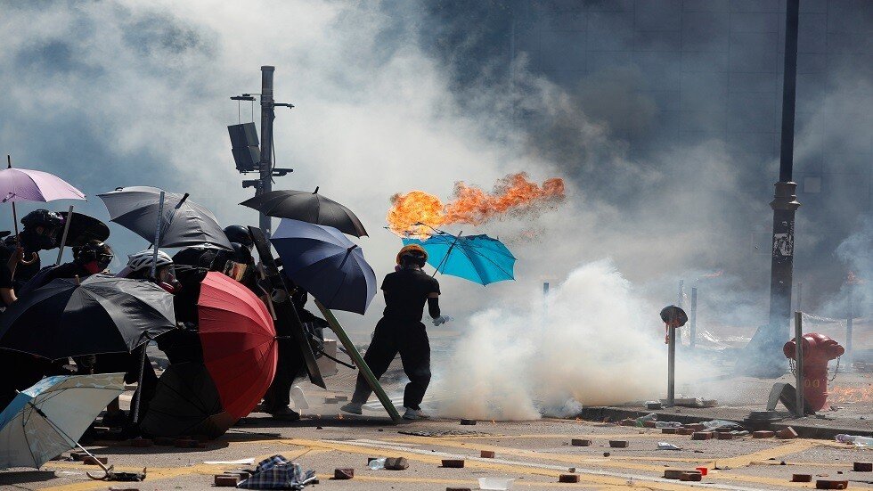 مواجهات حامية الوطيس بين شرطة هونغ كونغ وطلاب جامعيين (فيديو)